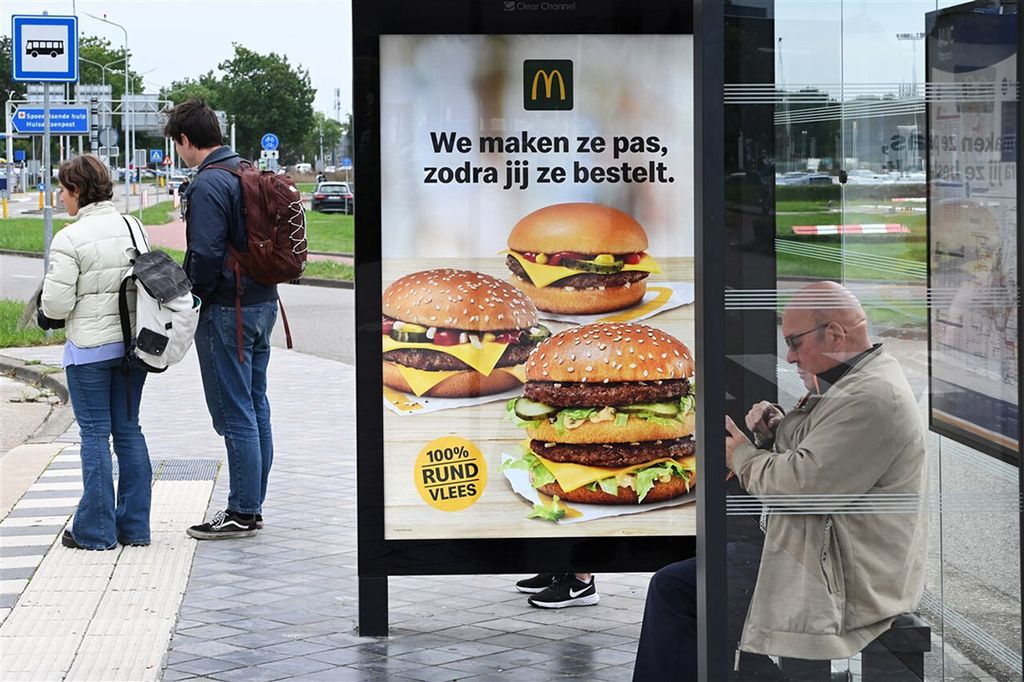 PvdA en GroenLinks in de Provinciale Staten van Noord-Holland willen een verbod op vis- en vleesreclame in bushokjes. - Foto: ANP