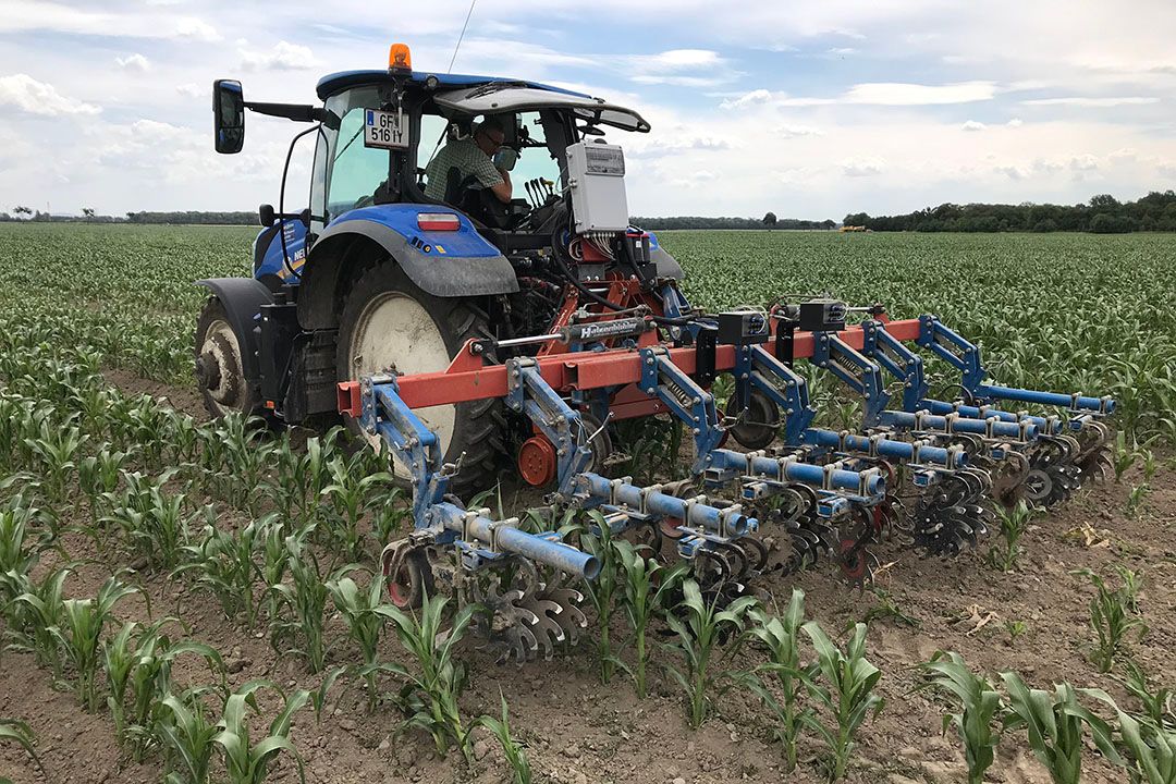 Farm-ING heeft de nieuwe sideshift-tussenbok ShiftING 2 ontwikkeld om bestaande schoffelmachines met maximaal 6 rijen te upgraden naar automatische rijgeleiding. - Foto's: Farm-ING