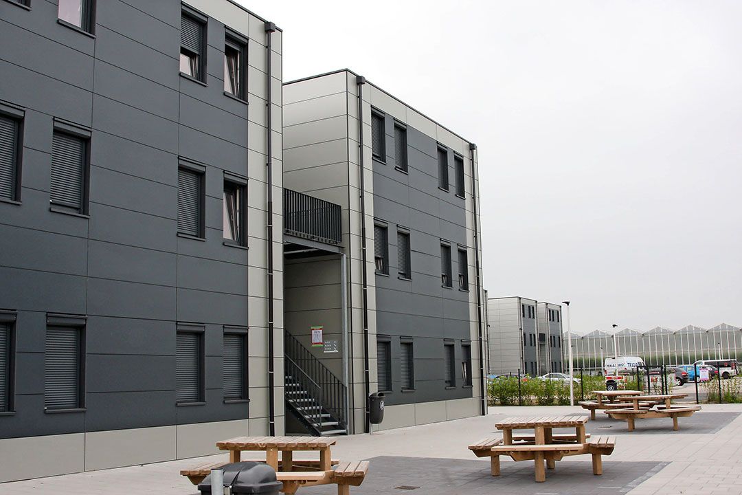 Vorig jaar opende aan de rand van Naaldwijk een soortgelijk wooncomplex voor arbeidsmigranten de deuren.   Foto: Harry Stijger