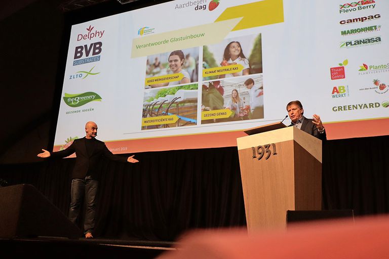 Voorman Sjaak van der Tak geeft visitekaartje af op Aardbeiendag