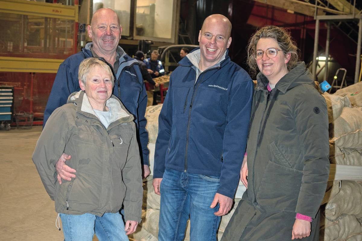 Fien (63), Walter (67), Bert (40) en Rosalien (37) de Bruijcekere uit het Zeeuwse Aardenburg. “Het mooie is dat de vier bedrijfstakken elkaar versterken.” Foto: Peter Roek