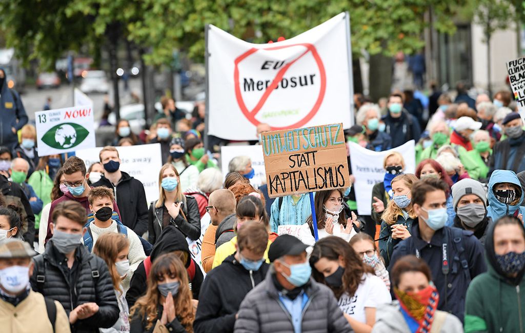 Demonstratie tegen het Mercosur-verdrag in Frankfurt. De openlijke weerstand tegen het verdrag neemt toe, ziet Léon Ripmeester. - Foto: ANP