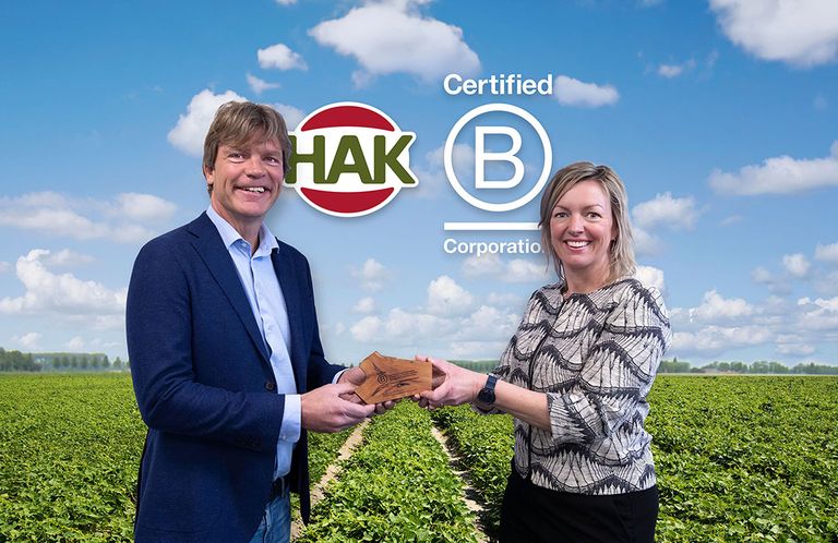 Timo Hoogeboom (HAK) ontvangt B Corp-certificering van Tessa van Soest (B Lab Benelux). Foto: HAK