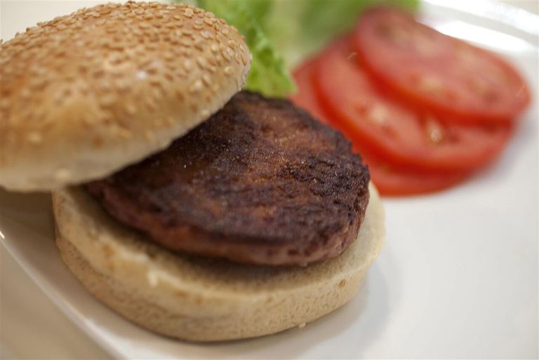 Hamburger gemaakt van kweekvlees. - Foto: ANP