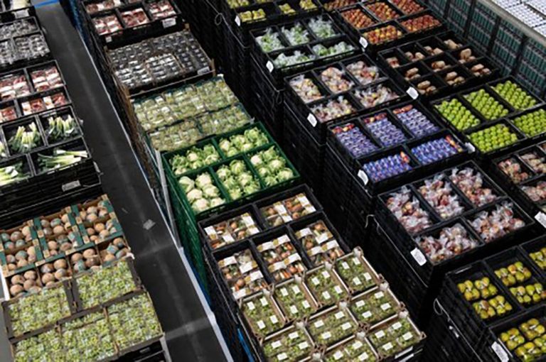 Een distributiecentrum van Albert Heijn. Voor groente en fruit lijkt een verlaagd btw-tarief een stap dichterbij. -Foto: AH