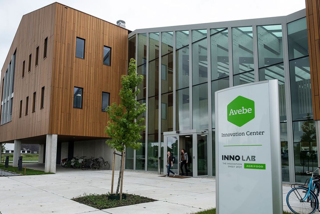 Innovatiecentrum van Avebe. De ontwikkeling van de techniek om eiwitten uit aardappelen te winnen was de grootste hindernis om deze reststroom te kunnen verwaarden. - Foto: Jan Willem van Vliet