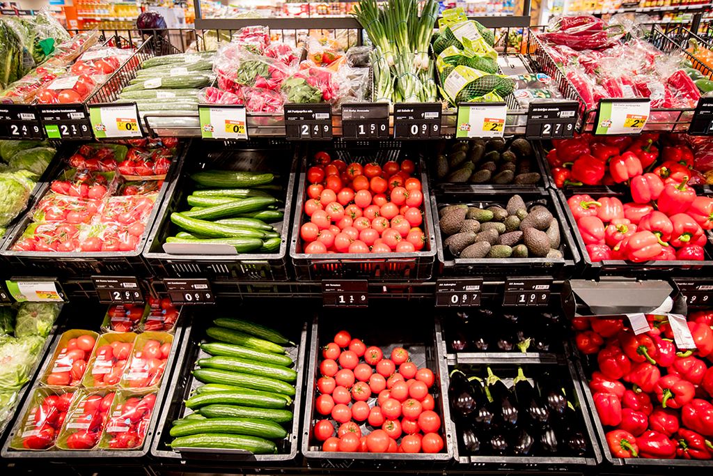 2017-05-29 00:00:00 LOPPERSUM - Groenten (tomaten, komkommer, paprika, lente uit) op de groenteafdeling van supermarktketen Albert Heijn. ANP JERRY LAMPEN
