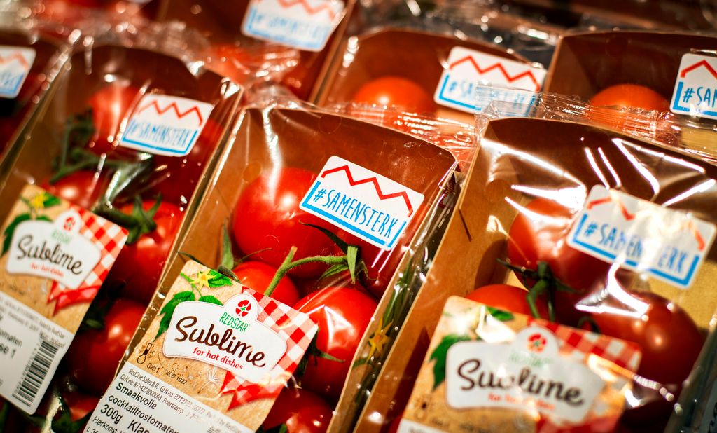 Tomaten met een #Samensterk sticker in het schap bij supermarkt Boni, 4 jaar geleden. Het initiatief was een reactie op de Russische boycot op groente en fruit die uit de Europese Unie afkomstig zijn. Diverse supermarktketens brachten op deze manier Nederlandse groente en fruit extra onder de aandacht bij consumenten. - Foto: ANP