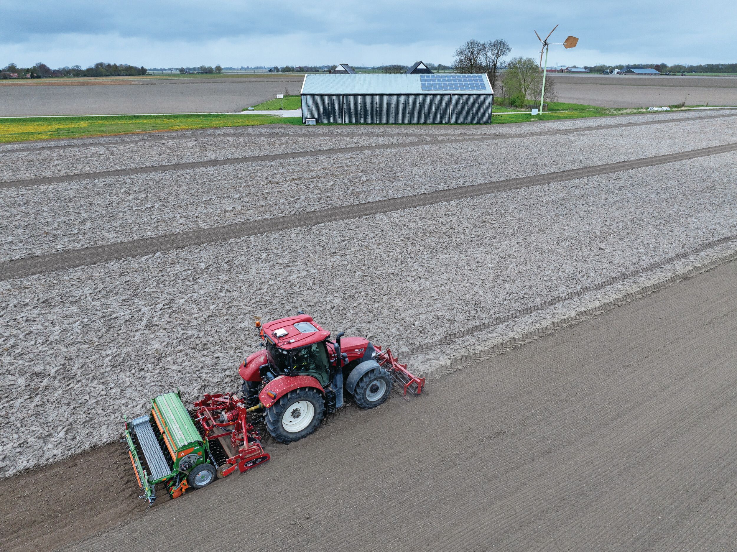 Achter zijn bedrijf zaait de Amazone de laatste hectares kreukerwten op lichte kleigrond. De koude aprilmaand bood toch gunstige omstandigheden met een mooi zaaibed en voldoende vocht. Kikkererwten zijn kwetsbaarder en worden vaak vanaf eind april gezaaid, bij een bodemtemperatuur boven 10 graden.