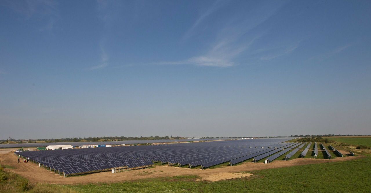 Een zonnepark in Duitsland. In Nederland worden boeren steeds vaker benaderd om hun grond beschikbaar te stellen voor zonneparken. Foto: Jens Wolf