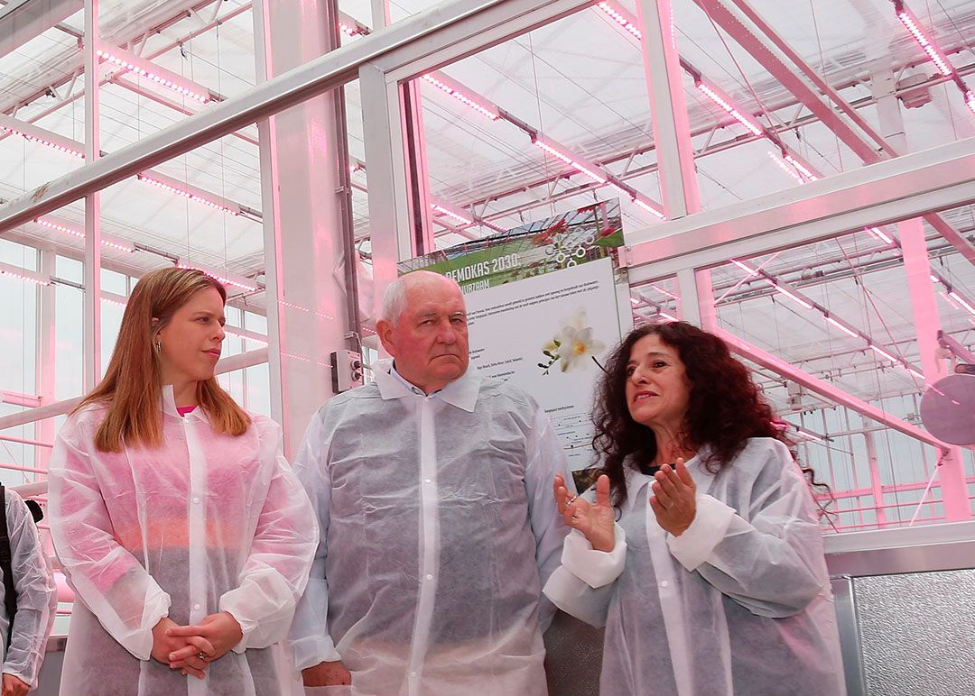 Landbouwministers Schouten en Perdue horen van onderzoekster Nieves Garcia Victoria over de 'alle electirc' KAS2030. - foto: GJ Vlekke