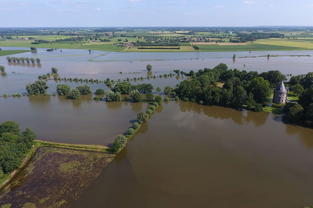 Hoog water in de uiterwaarden van rivier de IJssel. Nu de waterstanden zakken, wordt de werkelijke materiële schade zichtbaar. - Foto: Henk Riswick