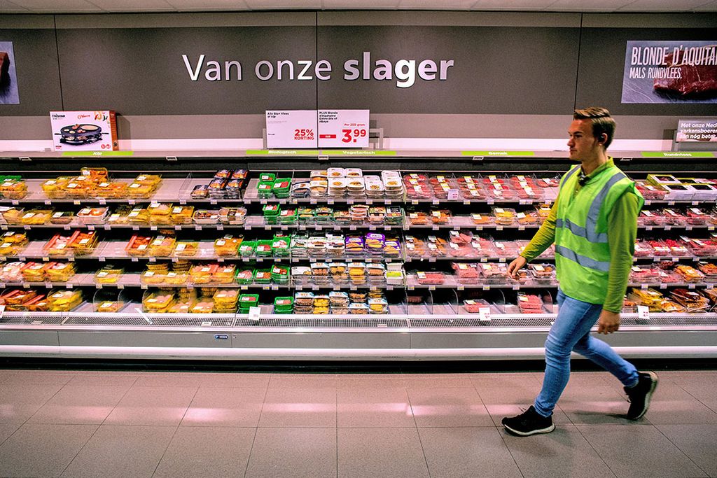 Vlees en vega op de slagerij-afdeling in een PLUS-supermarkt. - Foto: ANP