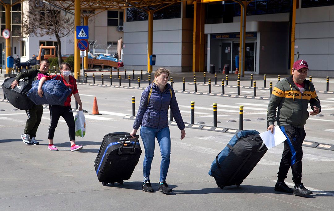 Roemeense arbeiders op weg naar Duitsland om te werken in de asperge- en aardbeienteelt. Foto: EPA/MANASES SANDOR ROMANIA OUT