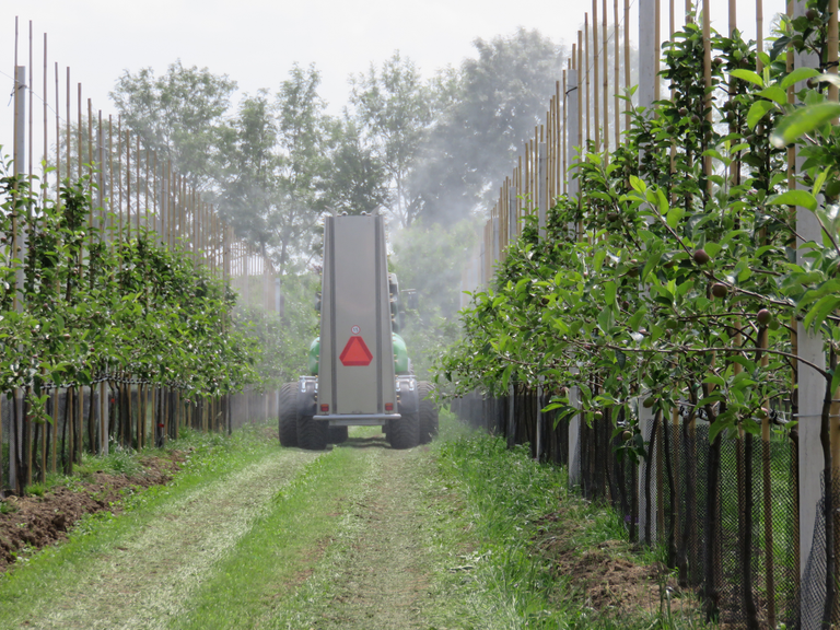 Spuitdemonstratie in de fruitteelt. - foto: Ton van der Scheer