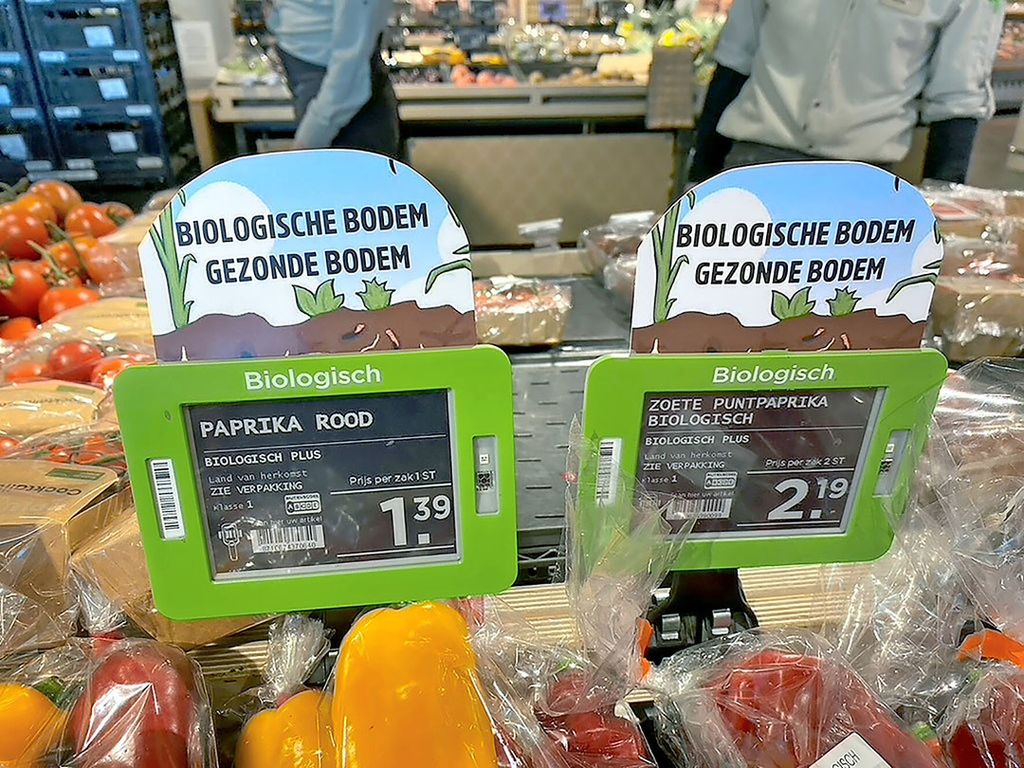 Boven de normale schapkaartjes van biologische groenten en fruit werden extra uitingen aangebracht om de verkoop te stimuleren. Foto: Bionext