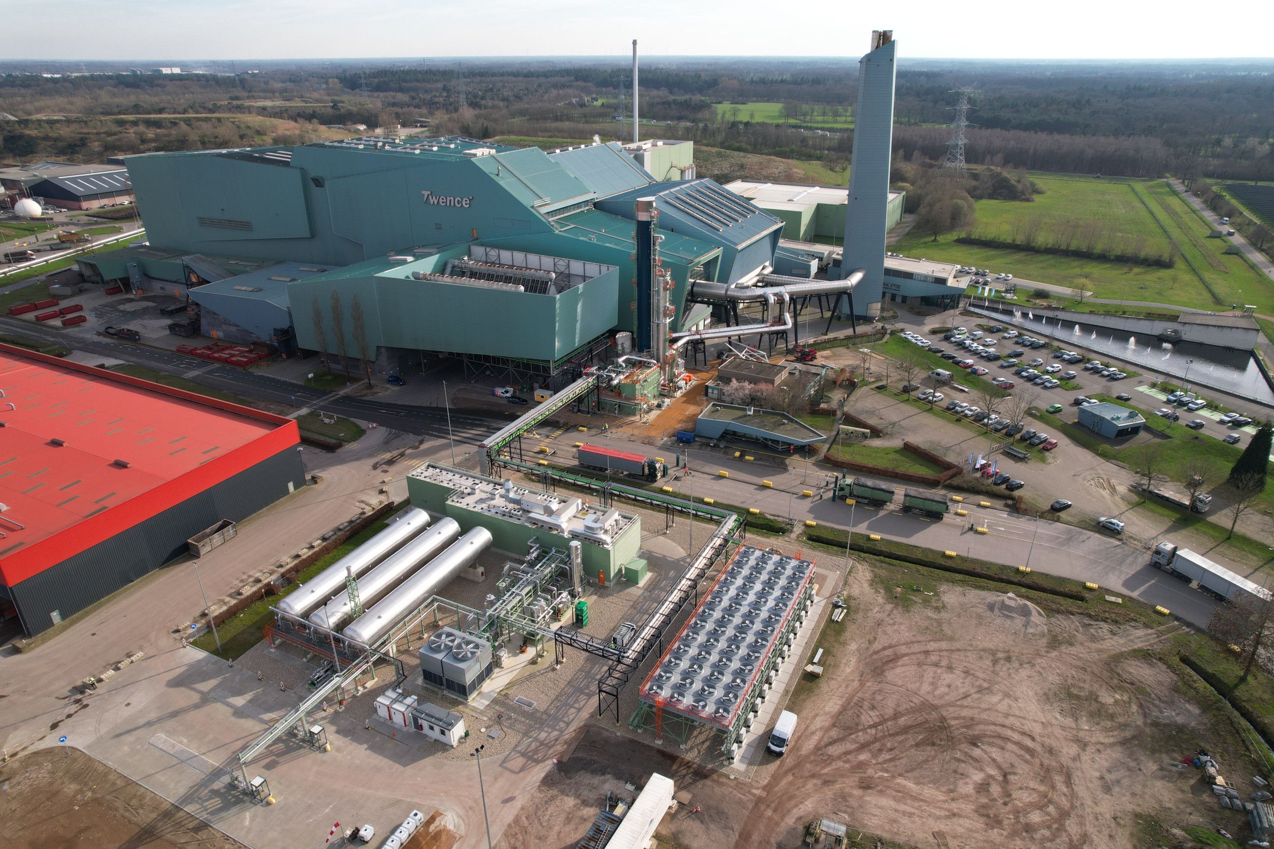 Aanbouw van CO2-afvanginstallatie bij afvalverbranding van Twence in Hengelo. Twence gaat 50.000 ton CO2 leveren aan glastuinbouw, waaronder Hoogweg. Foto: Twence
