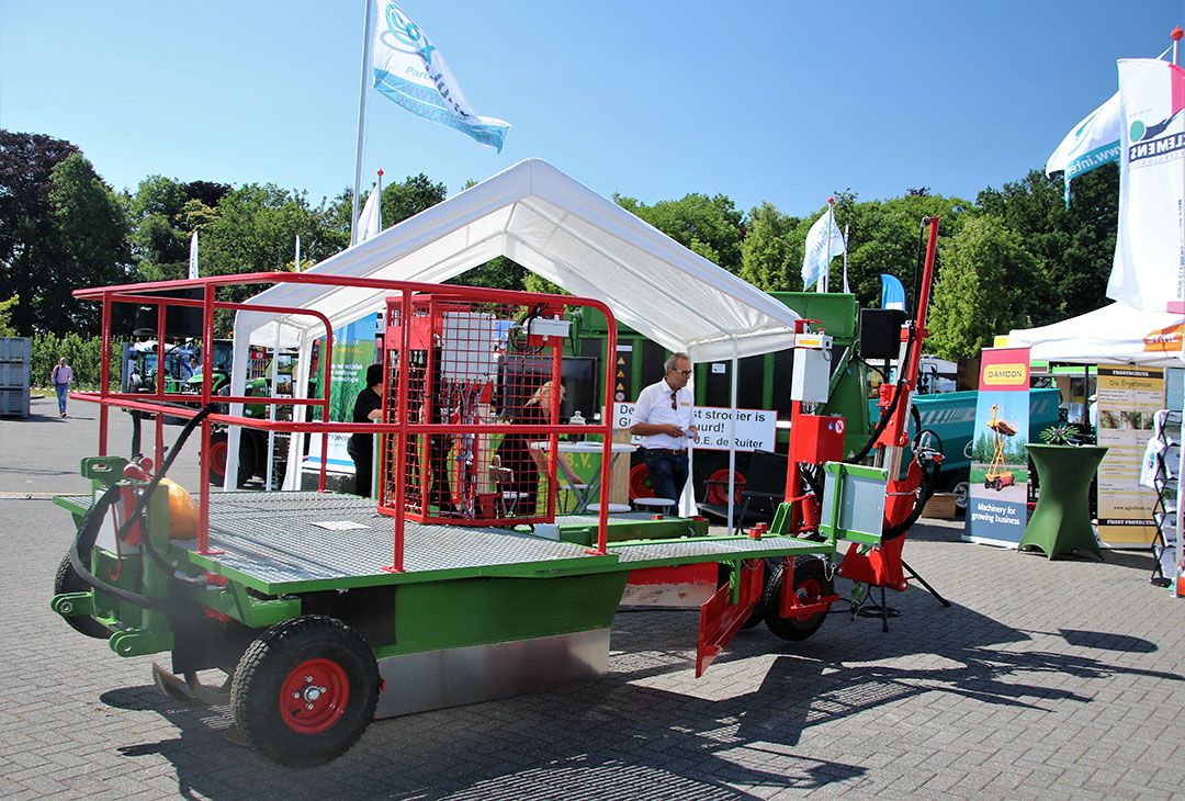 De plantmachine kan in één werkgang ook palen zetten. - Foto: Wouter van Teeeffelen