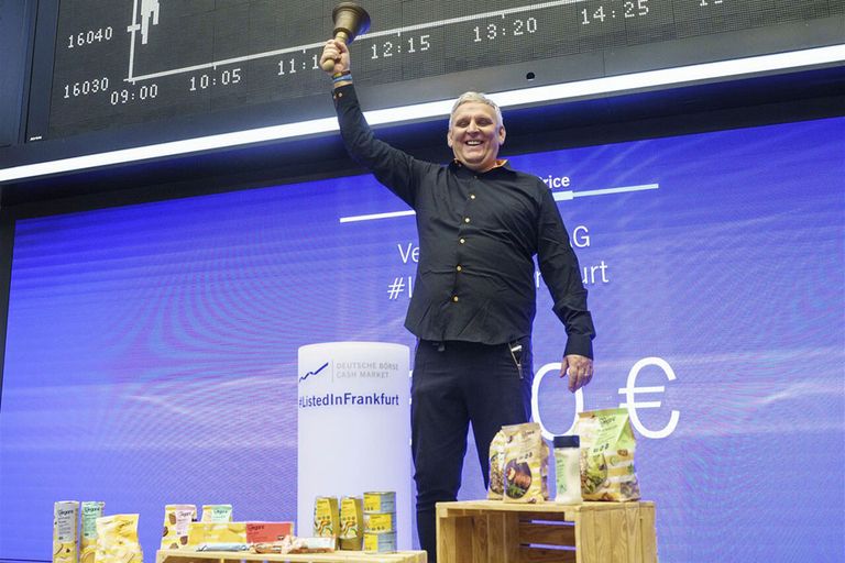 CEO Jan Bredack van het Duitse bedrijf Veganz luidt de bel voor de opening van de beurs in Frankfurt. Het bedrijf ging begin november naar de beurs om geld op te halen, onder andere voor het bouwen van een eigen productiefaciliteit. Foto: ANP