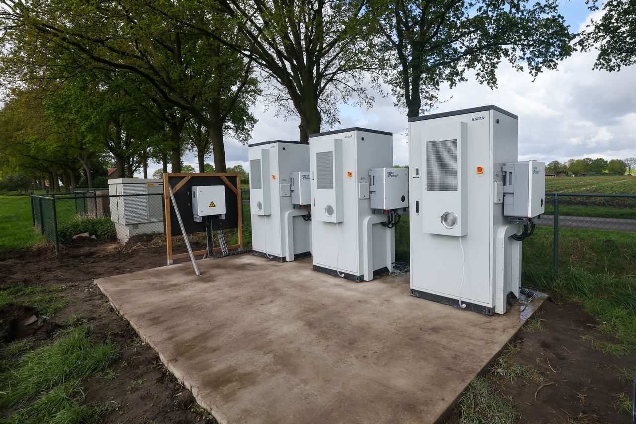 Batterijen voor stroomopslag bij een bedrijf in het Brabantse Ospel. Foto: Bert Jansen