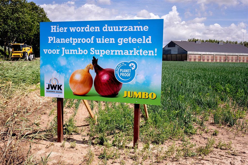 Supermarkten bepalen de voorwaarden waarop voedsel wordt geproduceerd én ze bepalen de prijzen. - Foto: Dirk Hol/Novum RegioFoto