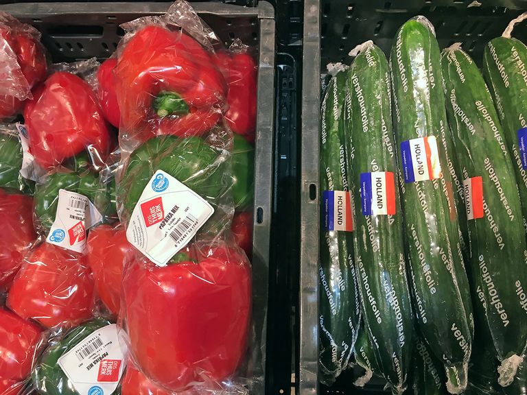 Spaanse PlanetProof paprika's en naast Holland komkommers. - Foto's: Ton van der Scheer