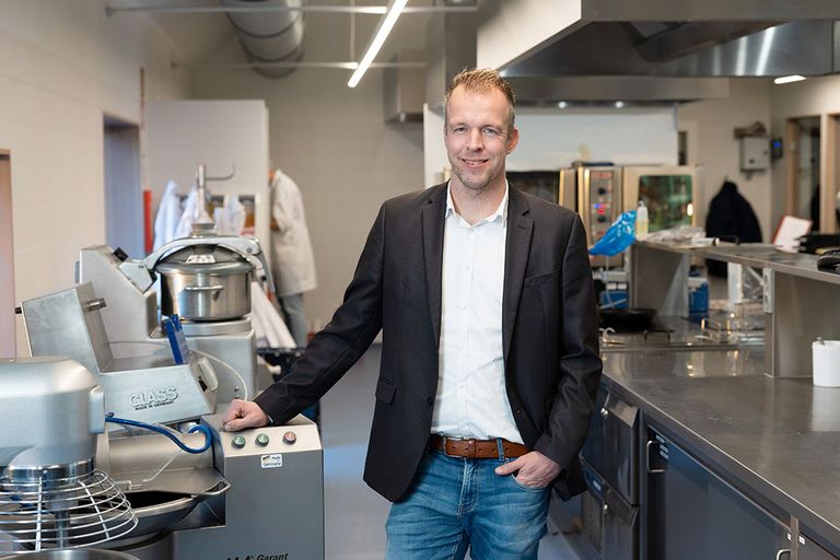 Mark van Noorloos geeft leiding aan het marketing en customer care team bij Schouten Europe. In Giessen ontwikkelt het bedrijf vlees- en visvervangers, vooral voor private label. Foto: Herbert Wiggerman