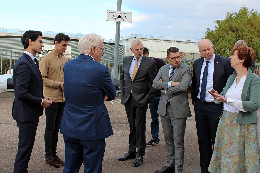 D66'er Jetten, CU'er Adema, CDA'er van Rij, PvdA'er Arends en VVD'er Varekamp luisteren naar Annie Beekenkamp en haar energiemanager Philip van Zanten. - Foto: Ton van der Scheer