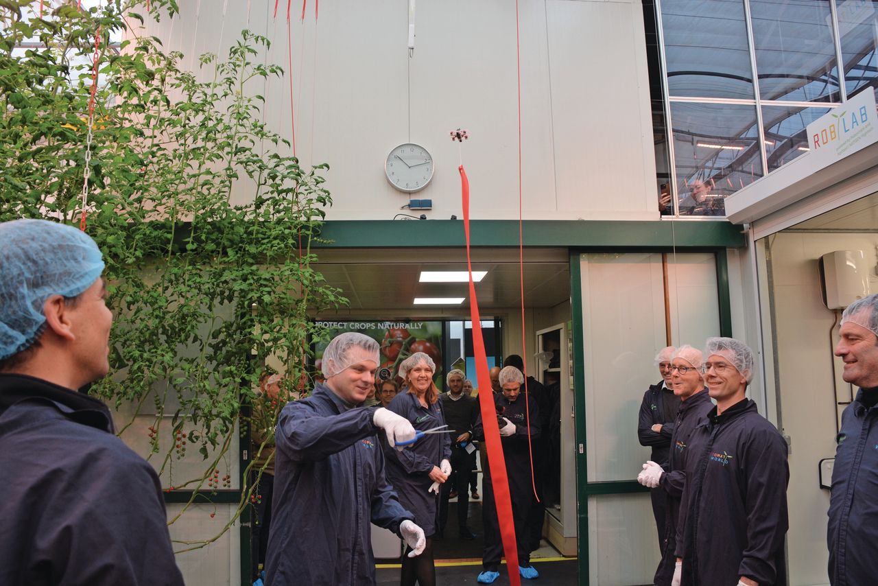 Wethouder Peter Valstar verricht op passende innovatieve wijze de officiële opening met het doorknippen van een lint aan een drone. Foto: Peter Visser