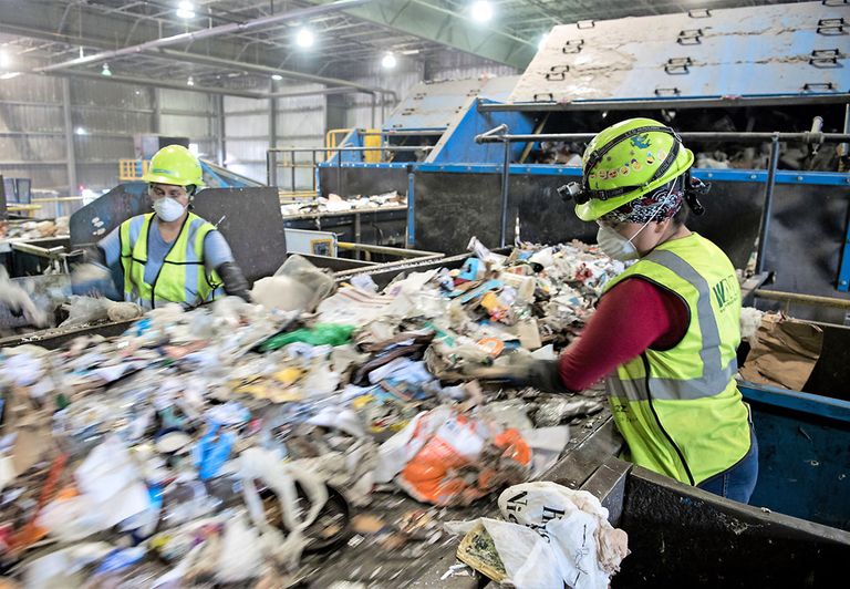 Het sorteren van recyclebare materialen. - Foto: ANP