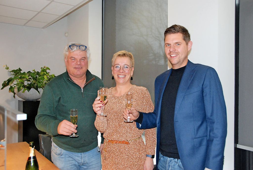Van links naar rechts: René Verbakel, Jolanda Nooijen en Peer Schraven. Zij vormen vanaf 1 januari 2022 de directie van vollegrondsgroentebedrijf Compliment.  - Foto: Compliment