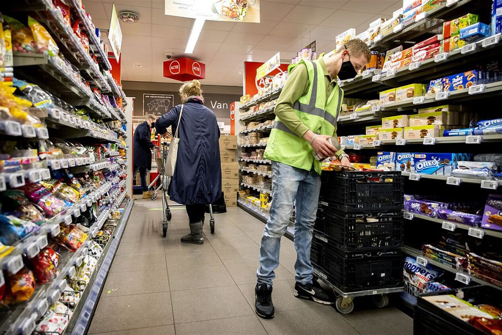 De twee te onderhandelen cao’s in de supermarktbranche gelden voor 300.000 medewerkers.  - Foto: ANP