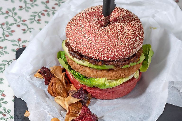 Vegan Visboer richt zich met zijn plantaardige visproducten in eerste instantie op de horeca en heeft onder andere een plantaardige visburger in het assortiment. Foto: Vegan Visboer