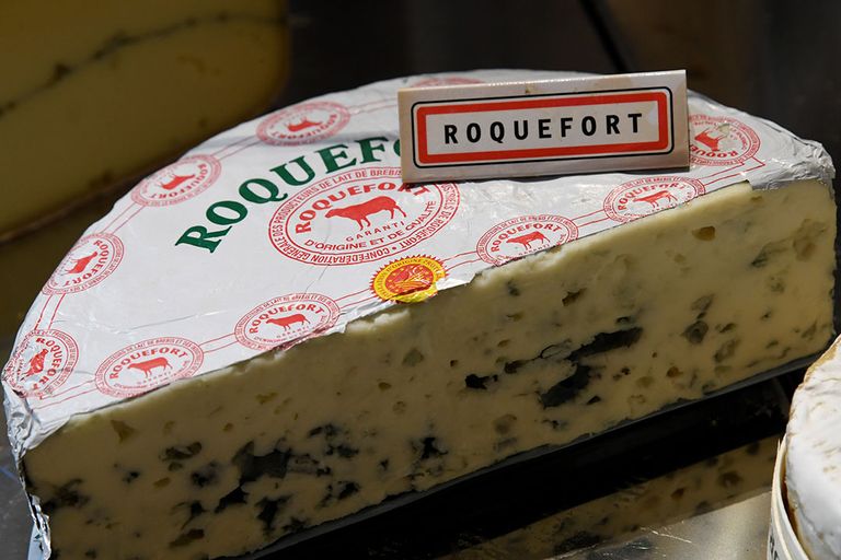 Producenten van Roquefort en ambachtelijke brie zijn de in problemen gekomen door de sluiting van de horeca en van de meeste markten. Foto: ANP