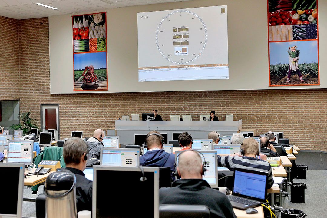 De veilingklok van ZON. Door de coronacrisis is de zaal nu beperkt bezet. Een nieuw veilsysteem maakt geen einde aan fysiek veilen. Foto: Bert Jansen