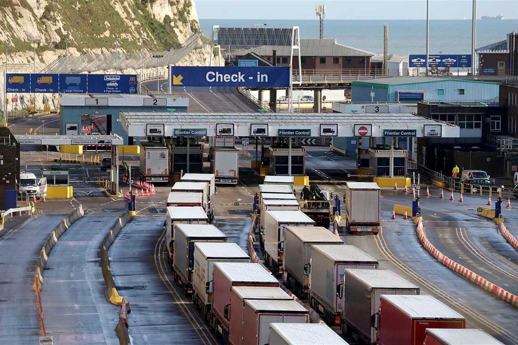 Wachtende vrachtwagens in de haven van Dover. Vele Britse exporteurs zouden gestopt zijn met de verkoop aan klanten in de EU vanwege de administratieve rompslomp. - Foto: ANP