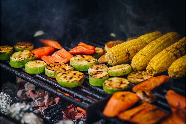 Er zijn genoeg gezonde alternatieven voor op de barbecue. Foto: Canva