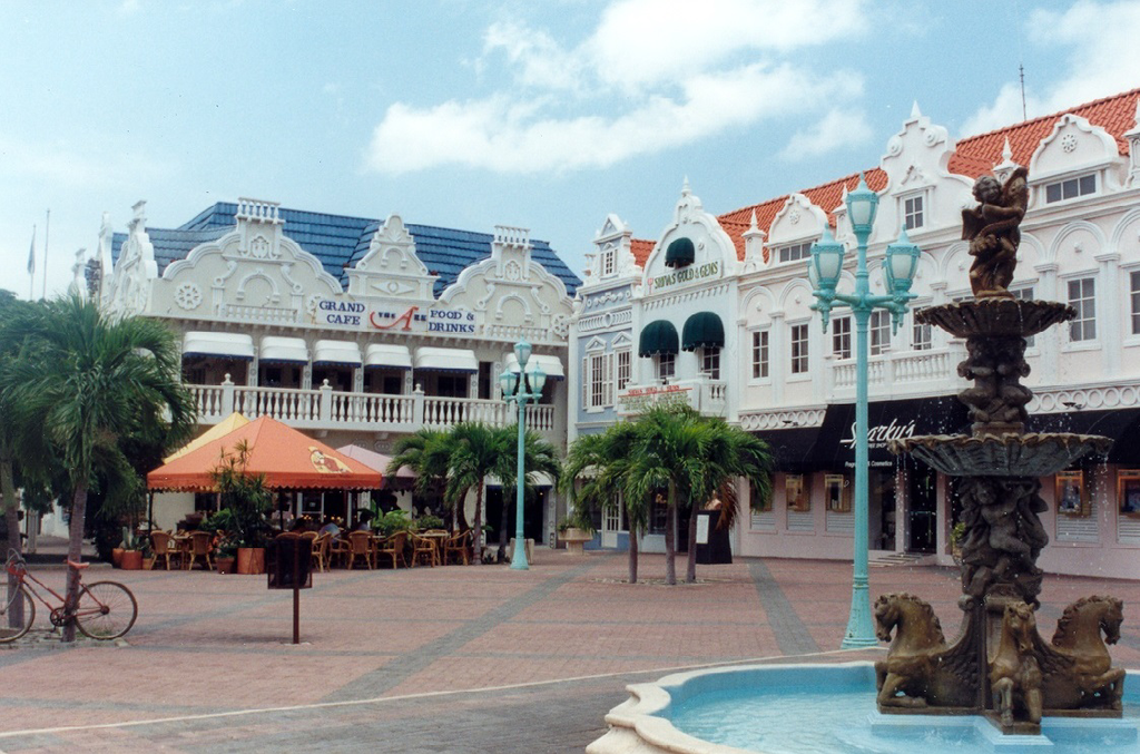 Foto: Wikipedia. Oranjestad, hoofdstad van Aruba