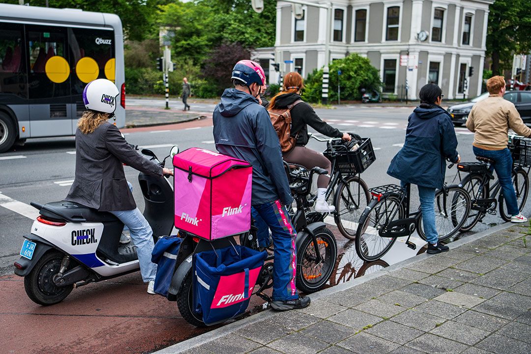 Een bezorger van flitsdienst Flink in Groningen. Flitsbezorging van boodschappen verliest weer wat terrein. - Foto: ANP