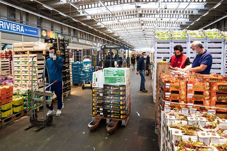 Rungis is de grootste versmarkt in Frankrijk. Eigenaar Semmaris wil nu in nauwe samenwerking met boeren, tuinders en voedingsbedrijven een nieuw concept starten in Parijs. - Foto: ANP