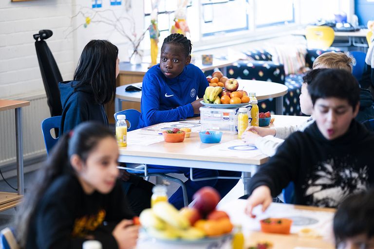 Het programma schoolmaaltijden draait ook om het gezond eten, zoals groenten en fruit. Foto: Jeroen Jumelet/ANP.