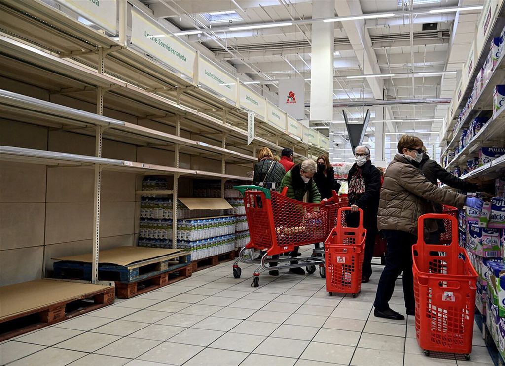 Een supermarkt in Madrid met veel lege schappen. Spanjaarden begonnen al snel met hamsteren van meel, pasta, eieren maar ook groente en fruit en diepvriesproducten. Foto: ANP