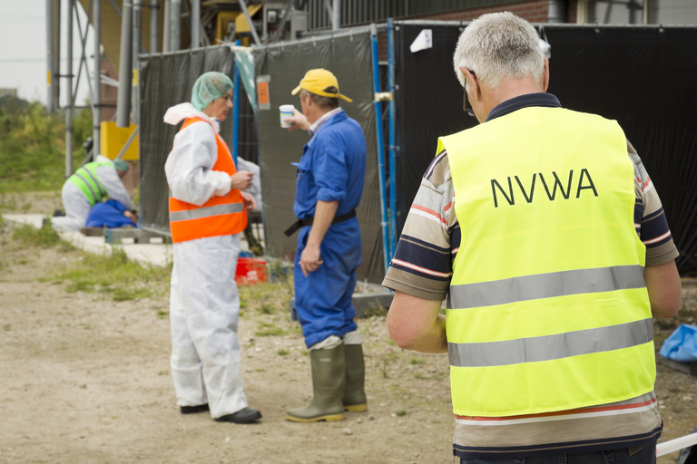 Oefening voor dierziektebestrijding, met een acteur en NVWA-medewerkers.<br /><em>Foto: Bart Nijs</em>