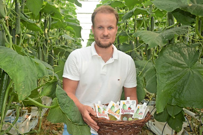 Boy Jacobs met zakjes knijpgroente in zijn komkommerkas in Kessel (Limburg). - Foto: Ank van Lier