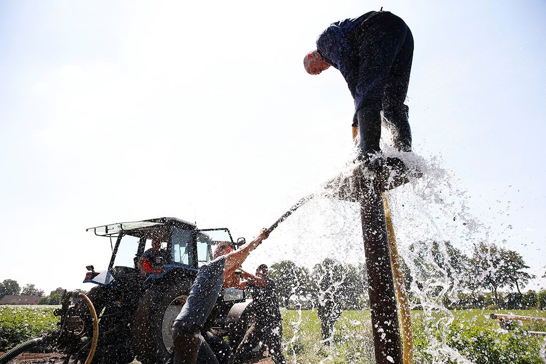 Een akkerbouwer in de Achterhoek slaat een bron om aardappelen te kunnen beregenen. - Foto: Hans Prinsen