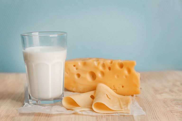 Consumenten zijn sinds 2005 minder melk gaan drinken. Het kaasverbruik is juist toegenomen. - Foto: Canva/pixelshot