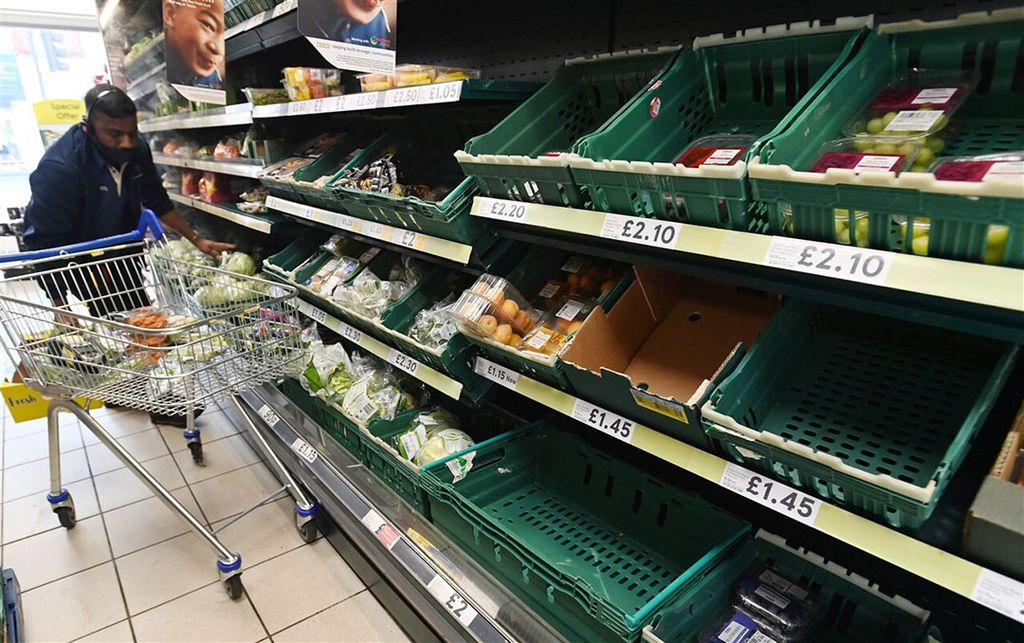 Britse supermarkt. Vooral brood, eieren, melk, rijst en  flessenwater zijn uitverkocht. Ook zijn er tekorten aan groente en fruit. - Foto: ANP