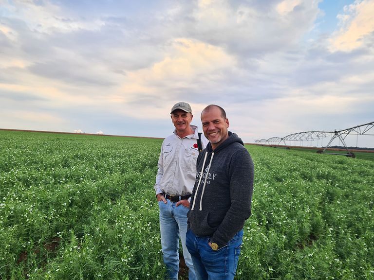Mark Hassenkamp (l), hoofd landbouw bij Livekindly Collective en Kees Kruythoff, CEO van het collectief, tijdens een bezoek aan een agrarisch bedrijf in Zuid-Afrika.