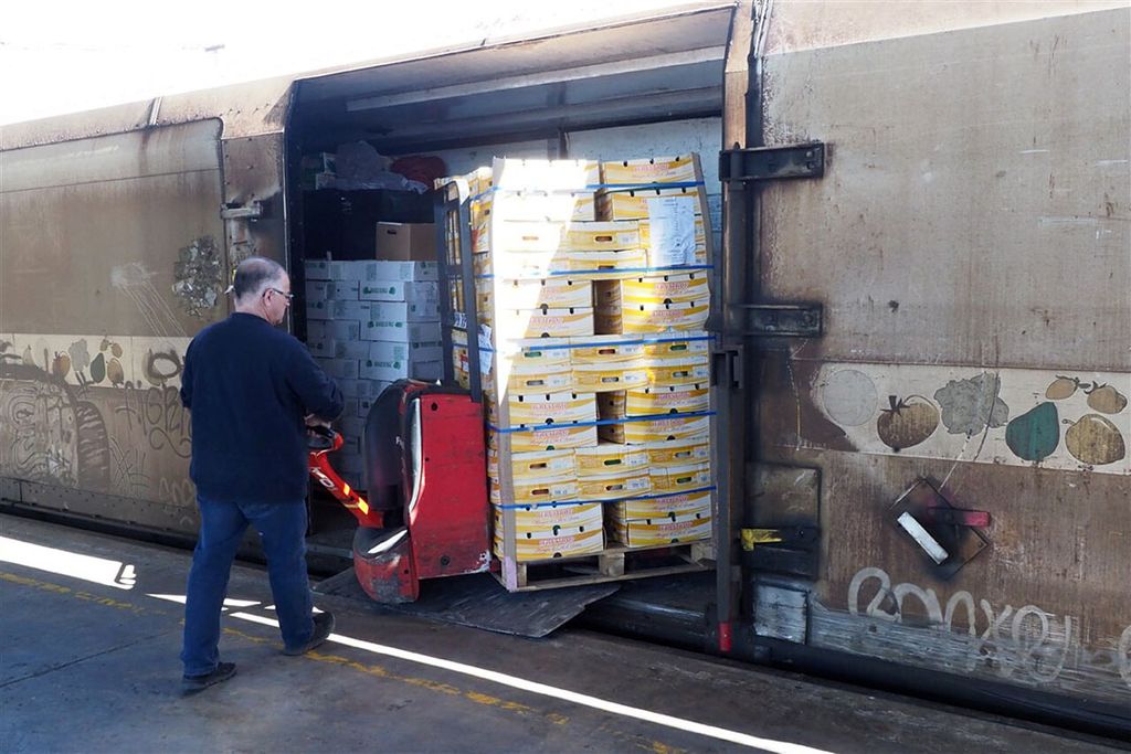 Het laden van de fruittrein in 2019. - Foto: ANP