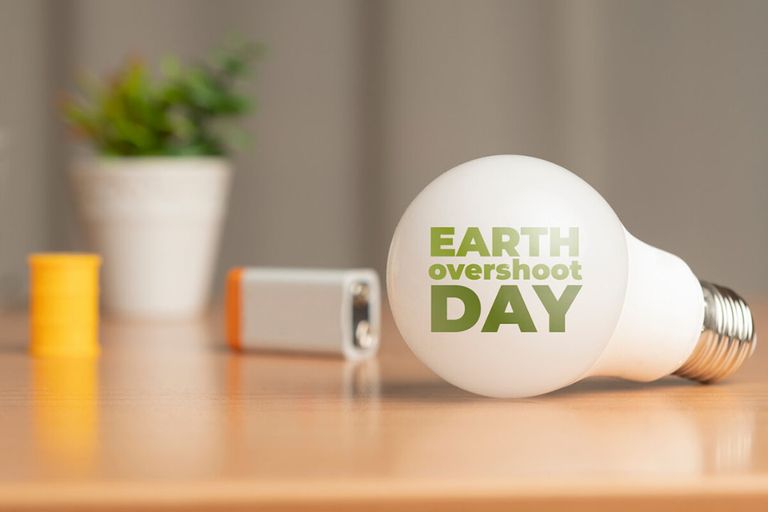 Earth Overshoot Day valt dit jaar begin augustus. Vanaf deze datum verbruiken we meer grondstoffen en voedsel dan de aarde in een jaar voortbrengt. - Foto: Canva/christianstorto